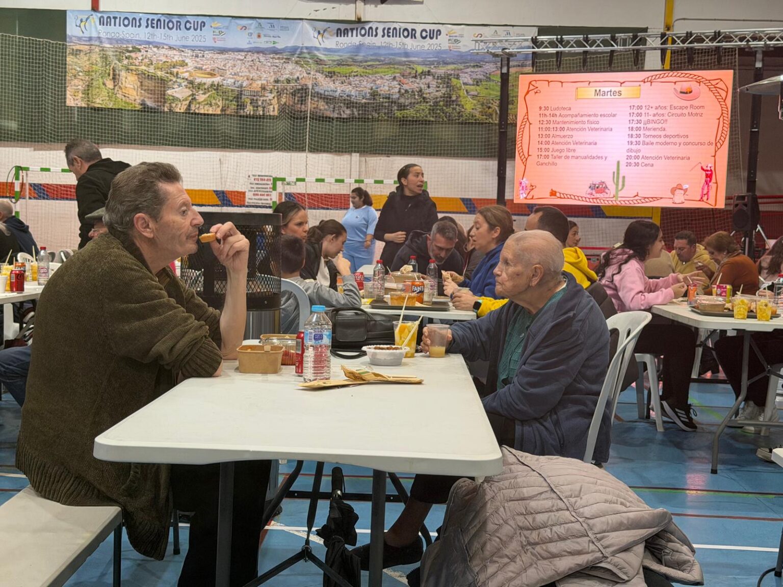 Muchos de los profesionales de la hostelería de la ciudad se han puesto detrás de los fogones en los últimos días para dar de comer a las personas desalojadas