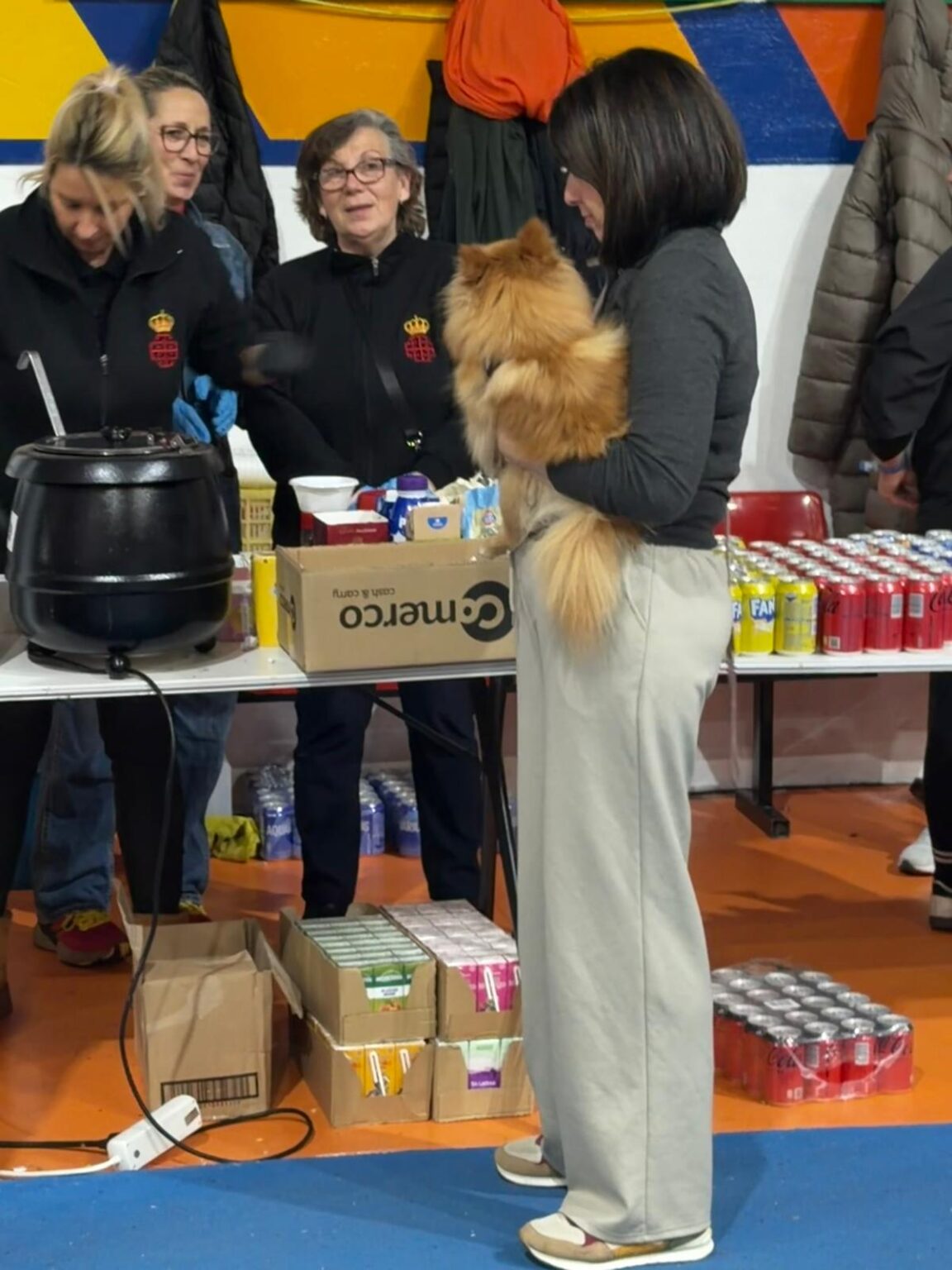 Decenas de personas acuden diariamente al polideportivo El Fuerte
