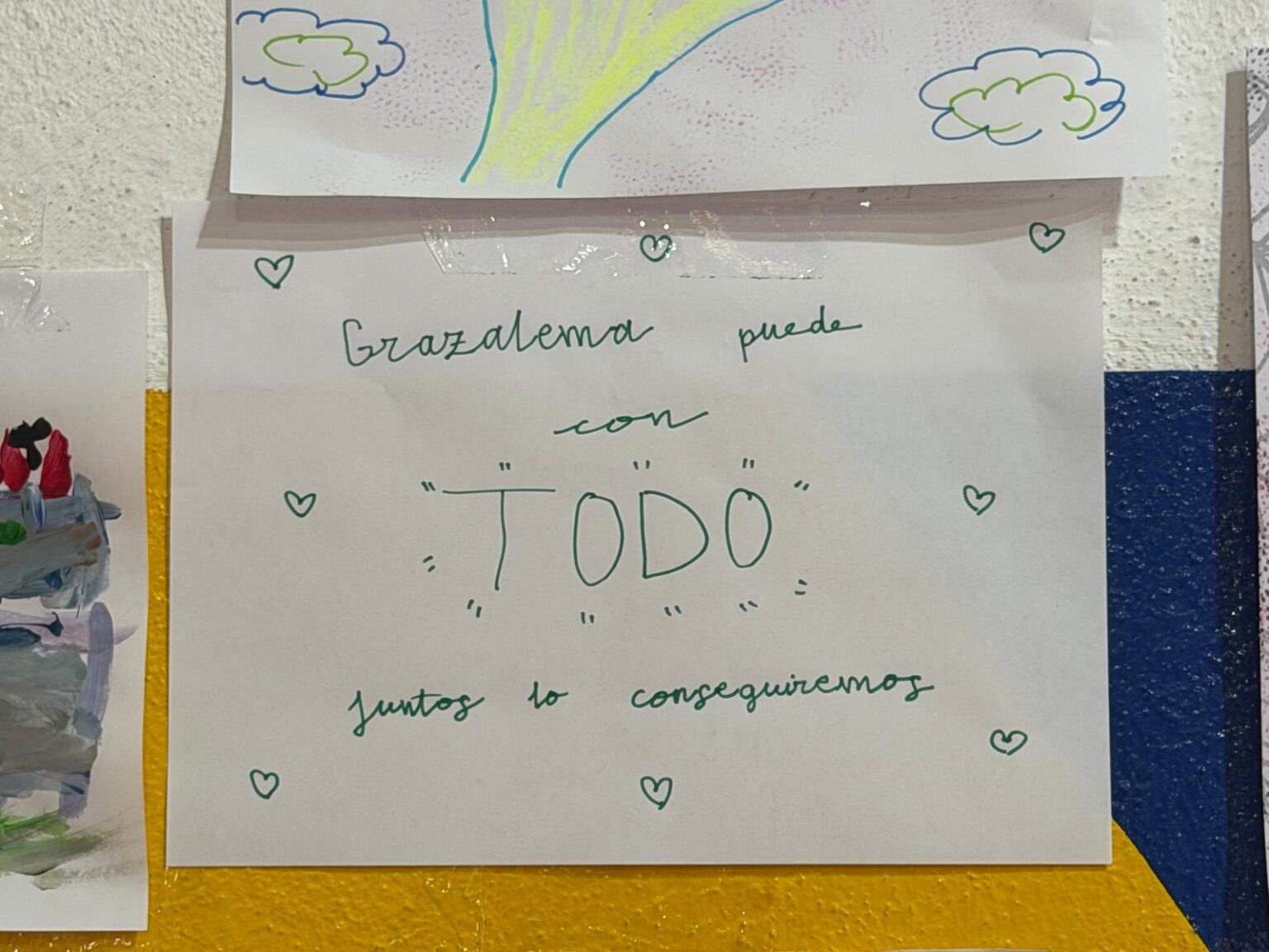 En el rincón lúdico, los niños cuelgan frases y dibujos realizados en estas jornadas