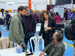 Pedro Fernández Peñalver, María de la Paz Fernández y Francisco Javier Domínguez, junto a uno de los vecinos afectados