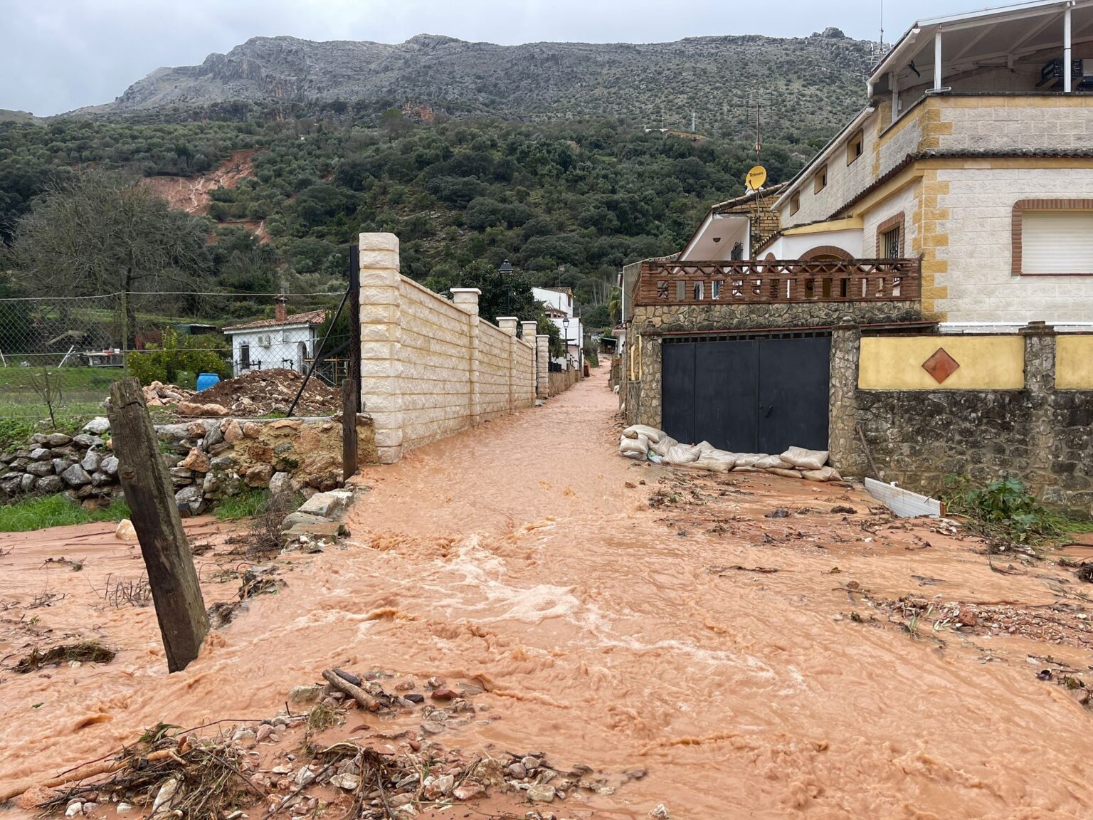 En este estado se encontraba esta barriada de Benaoján hace apenas una semana