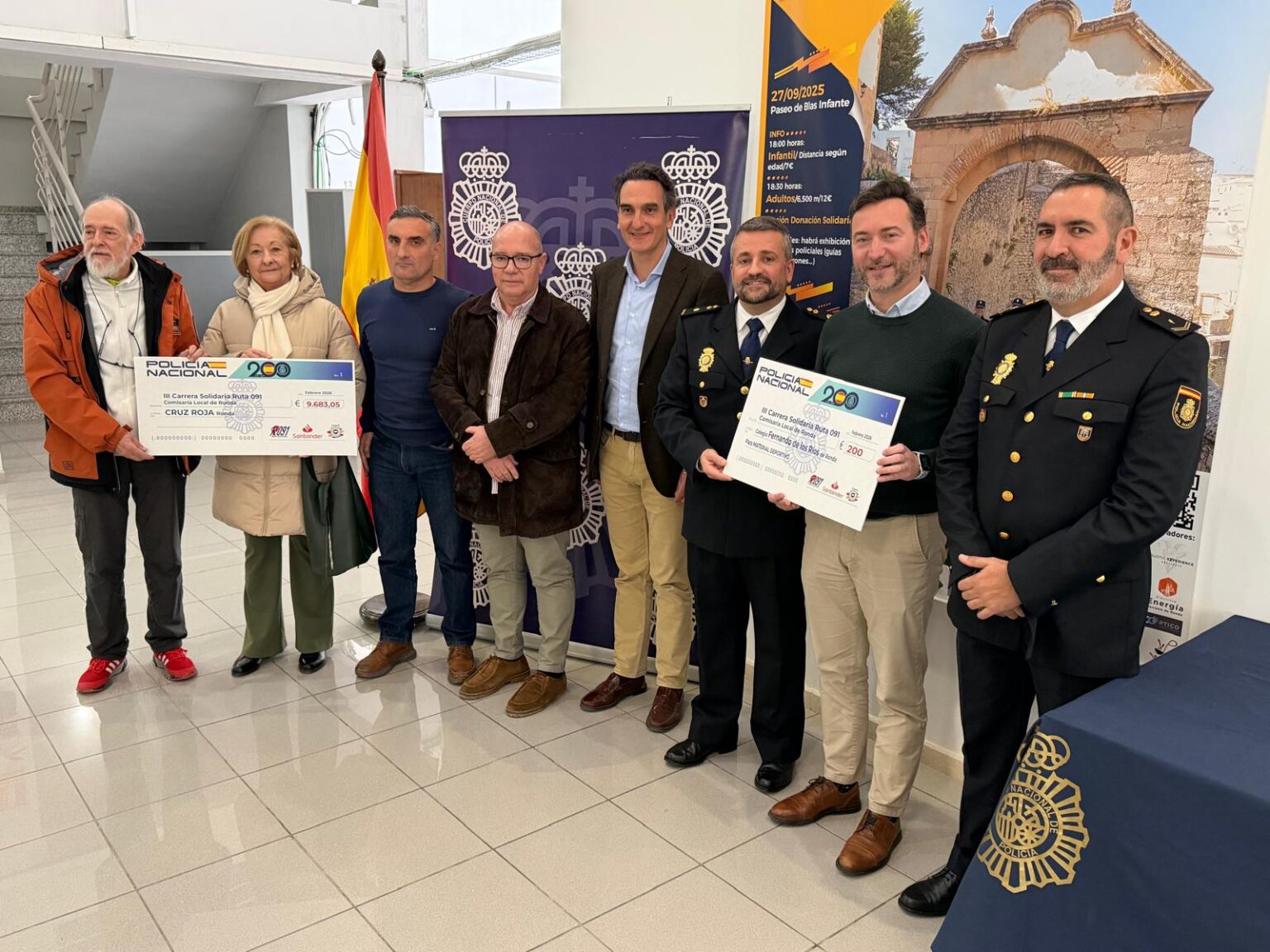Foto de familia durante el acto de entrega de los cheques