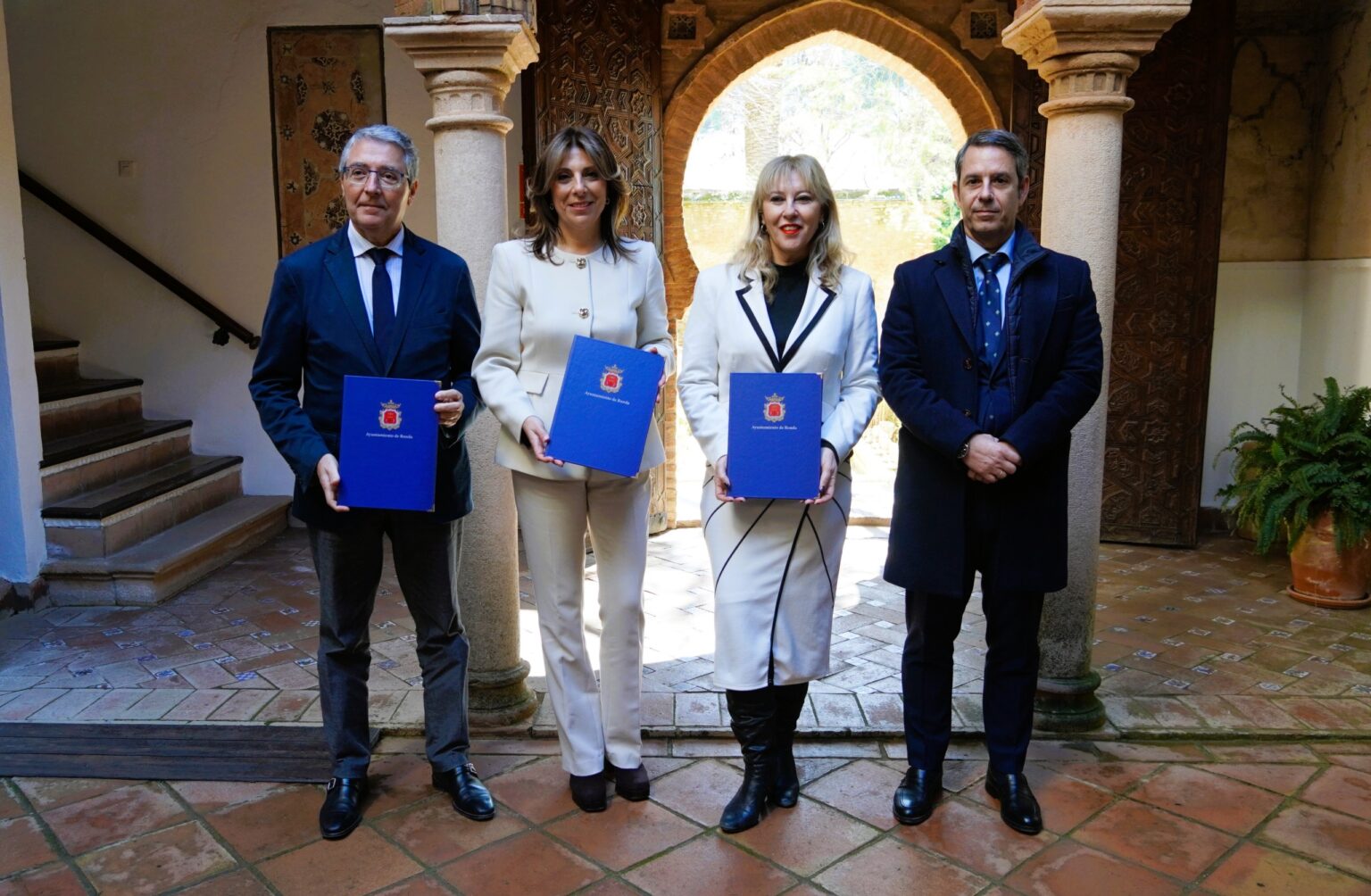 Foto de familia tras la firma del protocolo