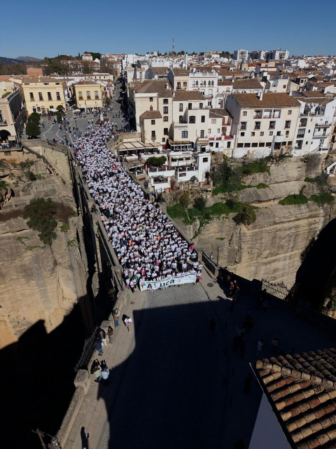 La caminata, a su paso por el Puente Nuevo | Ángel Ruiz