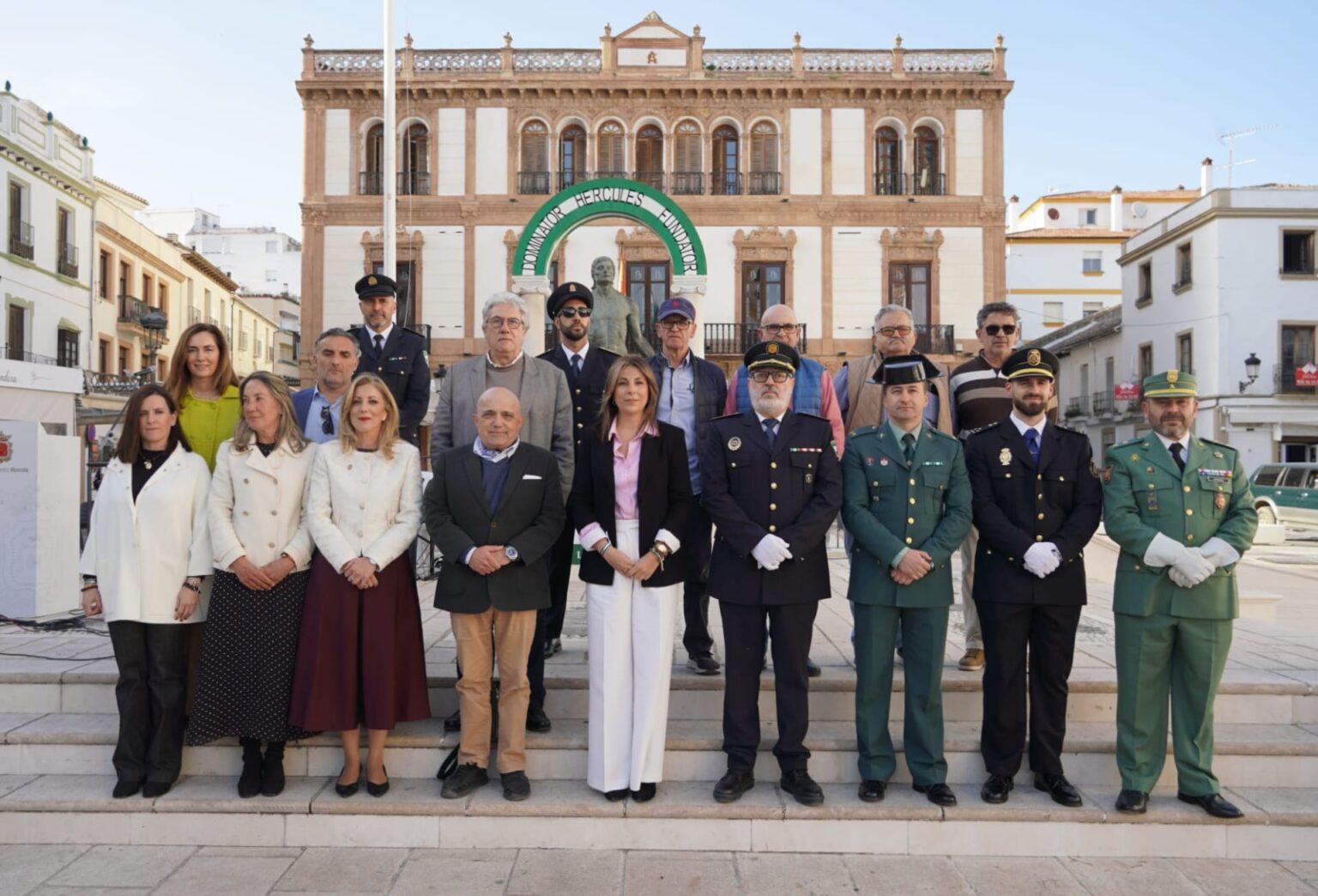 Foto de familia frente al Círculo de Artistas