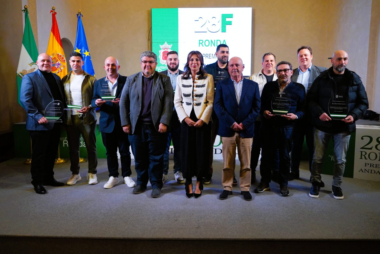 Foto de familia de las autoridades presentes con los cocineros reconocidos