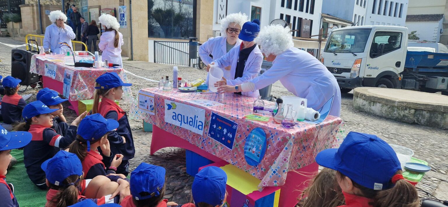 Entra las iniciativas, los niños han podido realizar experimentos científicos