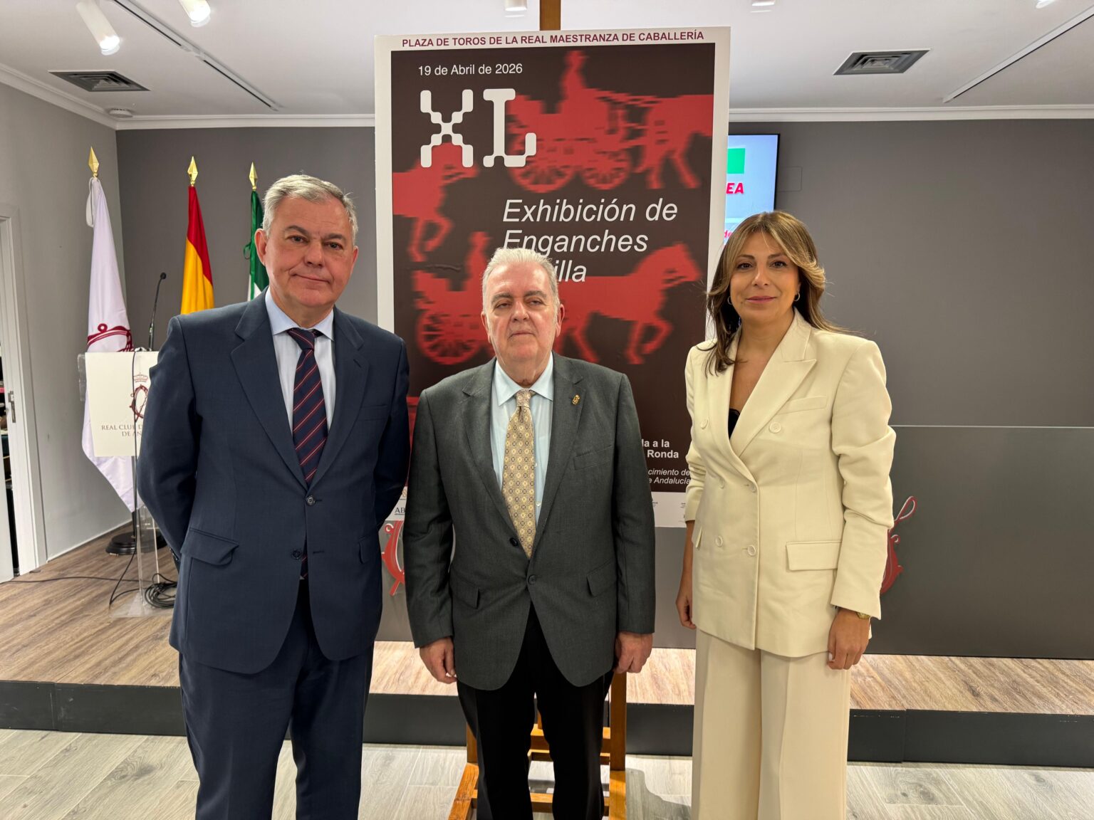 De izquierda a derecha: José Luiz Sanz, alcalde de Sevilla; Jesús Contreras, presidente del RCEA; y María de la Paz Fernández, alcaldesa de Ronda