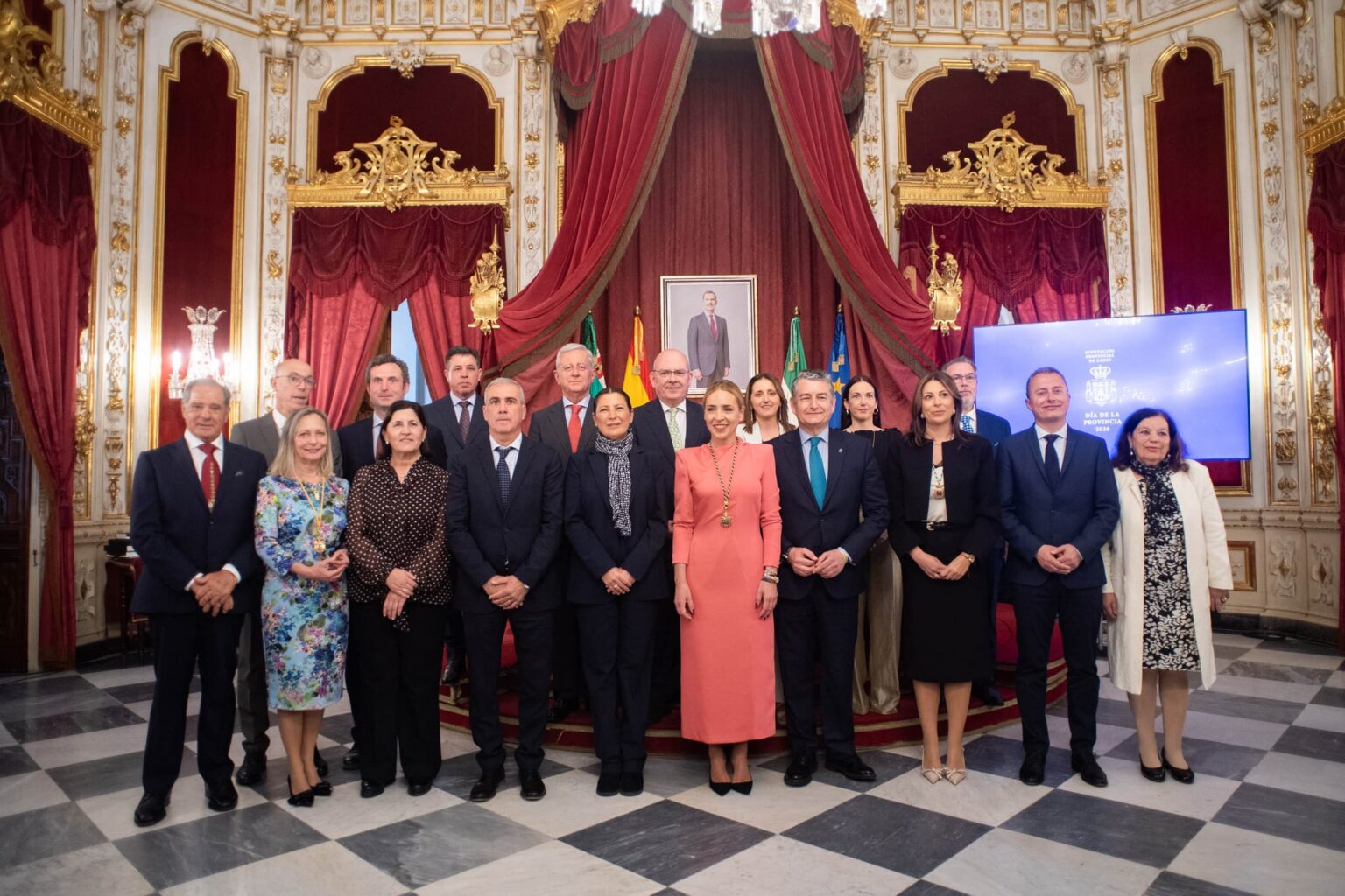 Foto de familia de las personas y entidades distinguidas