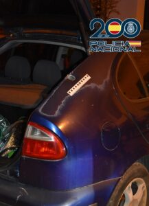 Un vehículo estacionado en la calle fue alcanzado por un proyectil del tiroteo