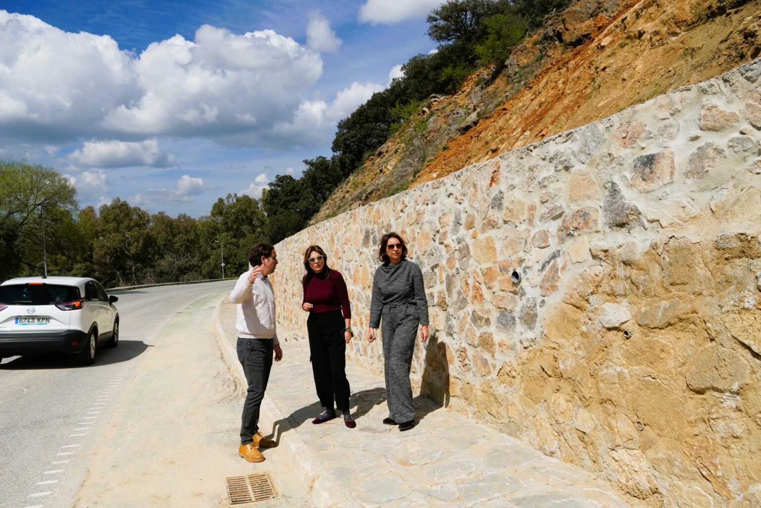 La alcaldesa, María de la Paz Fernández, y la edil de Obras, Concha Muñoz, han visitado la zona