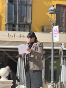 Gema Díaz, presidenta de Rondafem, leyendo el manifiesto