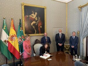La alcaldesa de Ronda, María de la Paz Fernández, ha recogido la Medalla de la Provincia de Cádiz