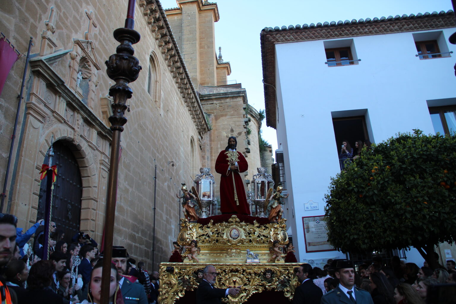 También ha visto la calle el nuevo llamador, obra de la Orfebrería Villena y la nueva túnica del Señor