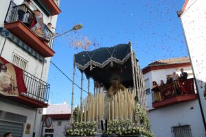 La Virgen del Rosario durante una petalá a su salida