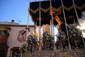 María Santísima Consuelo de las Tristezas lucía un exorno floral en tonos azules y blancos