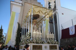 María Santísima de la Paloma ha lucido un nuevo encaje de rostrillo bordado en hilo blanco