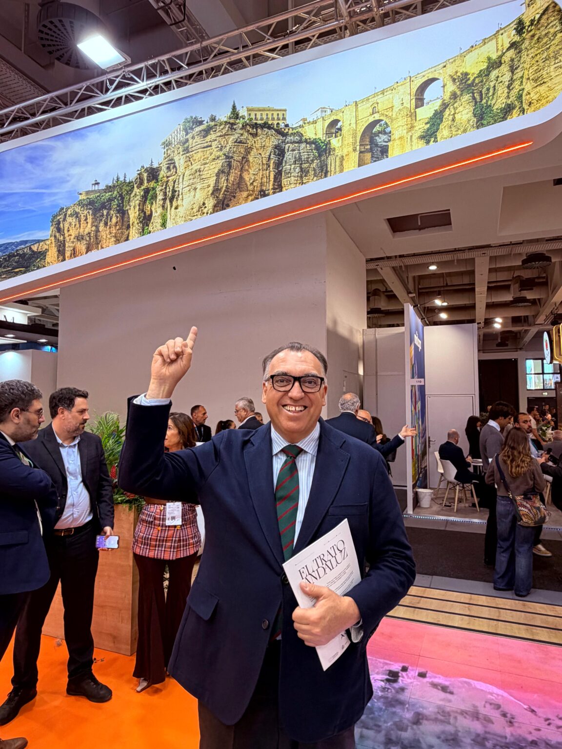 Arturo Bernal, consejero de Turismo, posa frente a una imagen del Puente Nuevo en el Messe Berlín