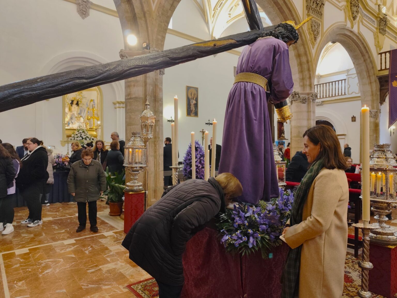Padre Jesús ha estrenado una nueva túnica de terciopelo de seda malva