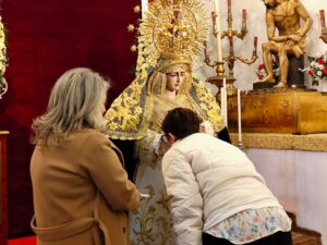 La Virgen de los Dolores también ha estado, como es tradicional, expuesta en besamanos