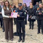La policía local María Sánchez, recogiendo su reconocimiento del Día Internacional de la Mujer