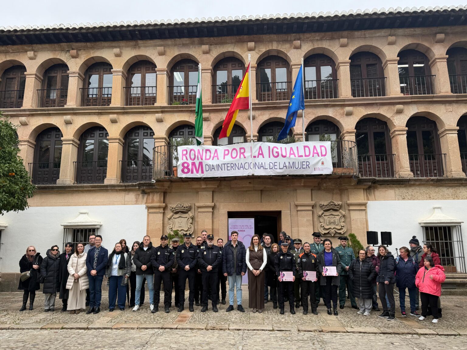 Foto de familia en la puerta del Consistorio