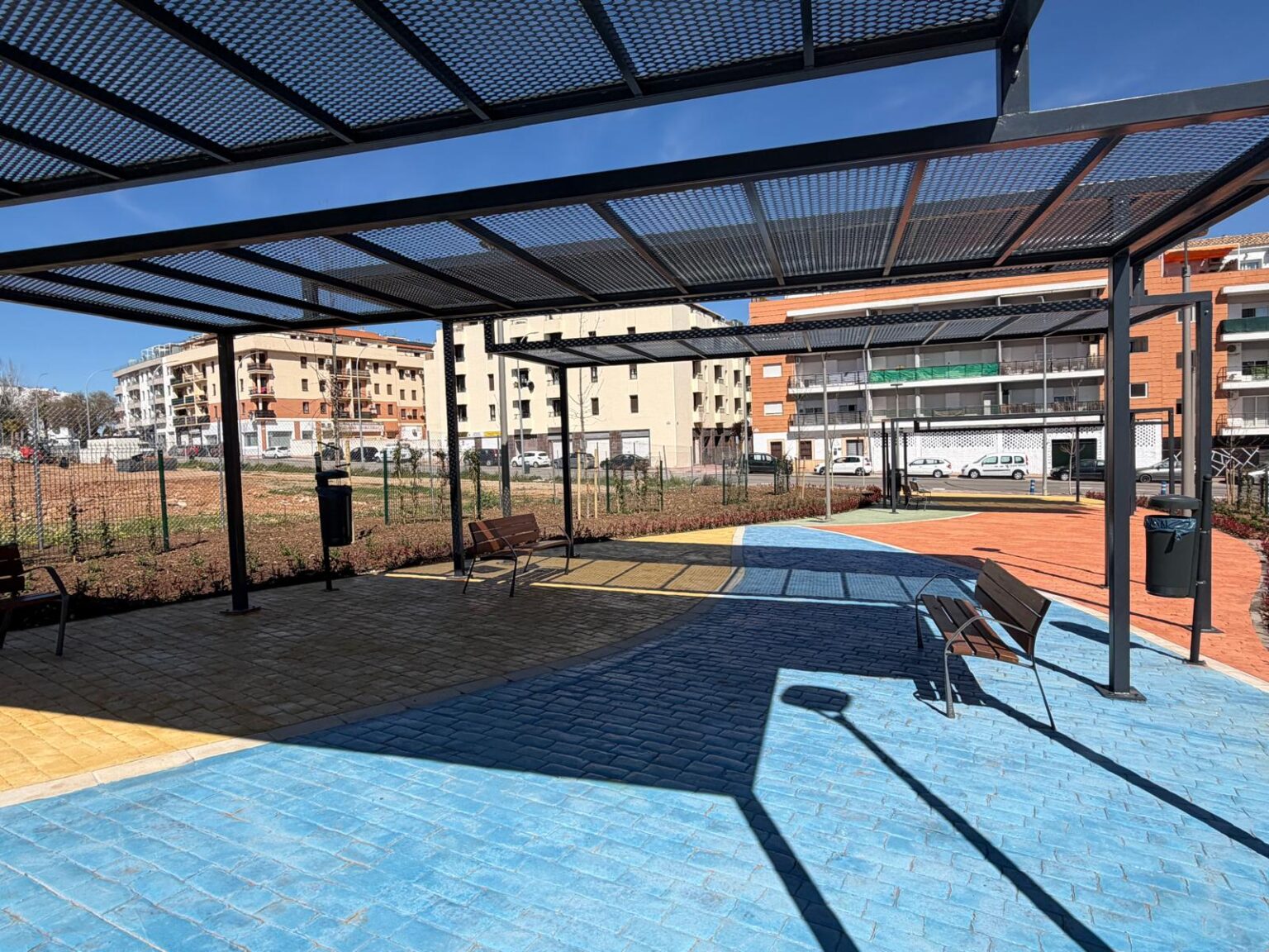 La plaza cuenta con un parque infantil, zonas verdes y tres parcelas de uso comercial