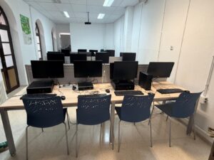Una de las aulas de informática del centro