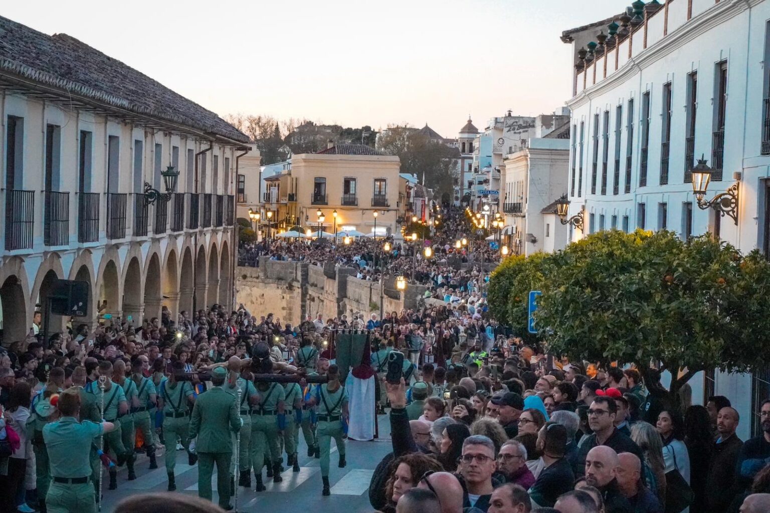 Vista del Puente Nuevo al paso de la Hermandad del Ecce-Homo