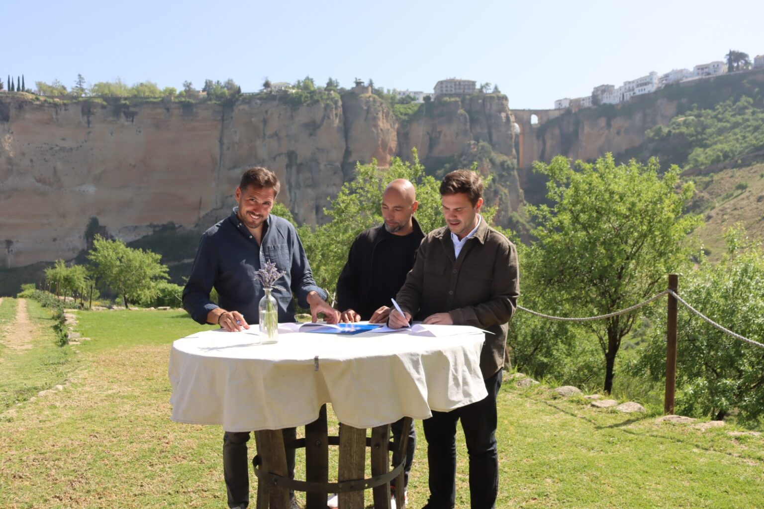 En la presentación de este mediodía han estado presentes el responsable de Samsara Wines, Pablo Chacón; el dos estrellas Michelin, Benito Gómez, y el delegado de Turismo, Ángel Martínez