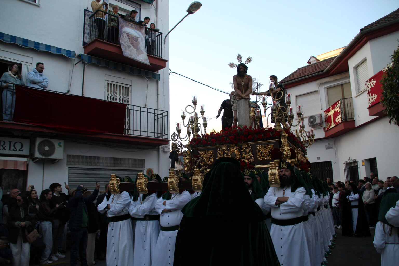 El trono de Nuestro Padre Jesús en la Columna, comandado por Antonio Vela Tirado y portado por 86 horquilleros, volvió a dejar estampas únicas