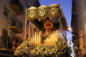 Uno de los momentos más esperados se vivió con la salida de María Santísima de la Esperanza, que volvió a brillar ante la emoción de su barrio.