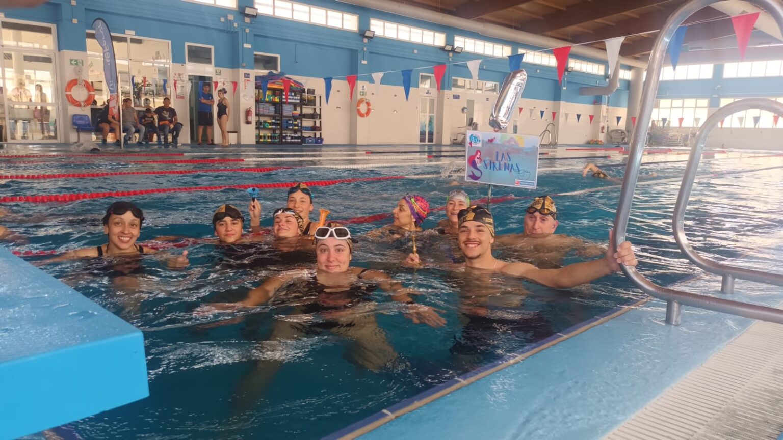 Uno de los equipos participantes, en la piscina municipal cubierta