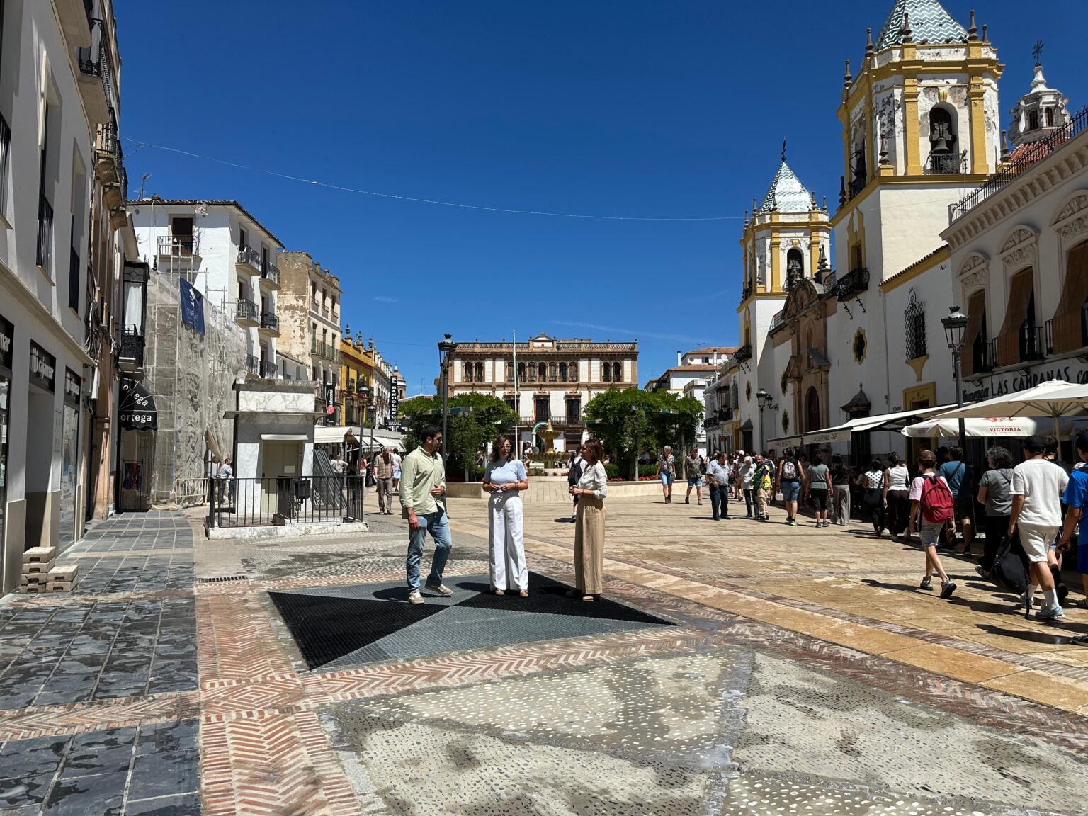 La alcaldesa de Ronda, María de la Paz Fernández, ha visitado la zona junto con la concejal de Obras, Concha Muñoz