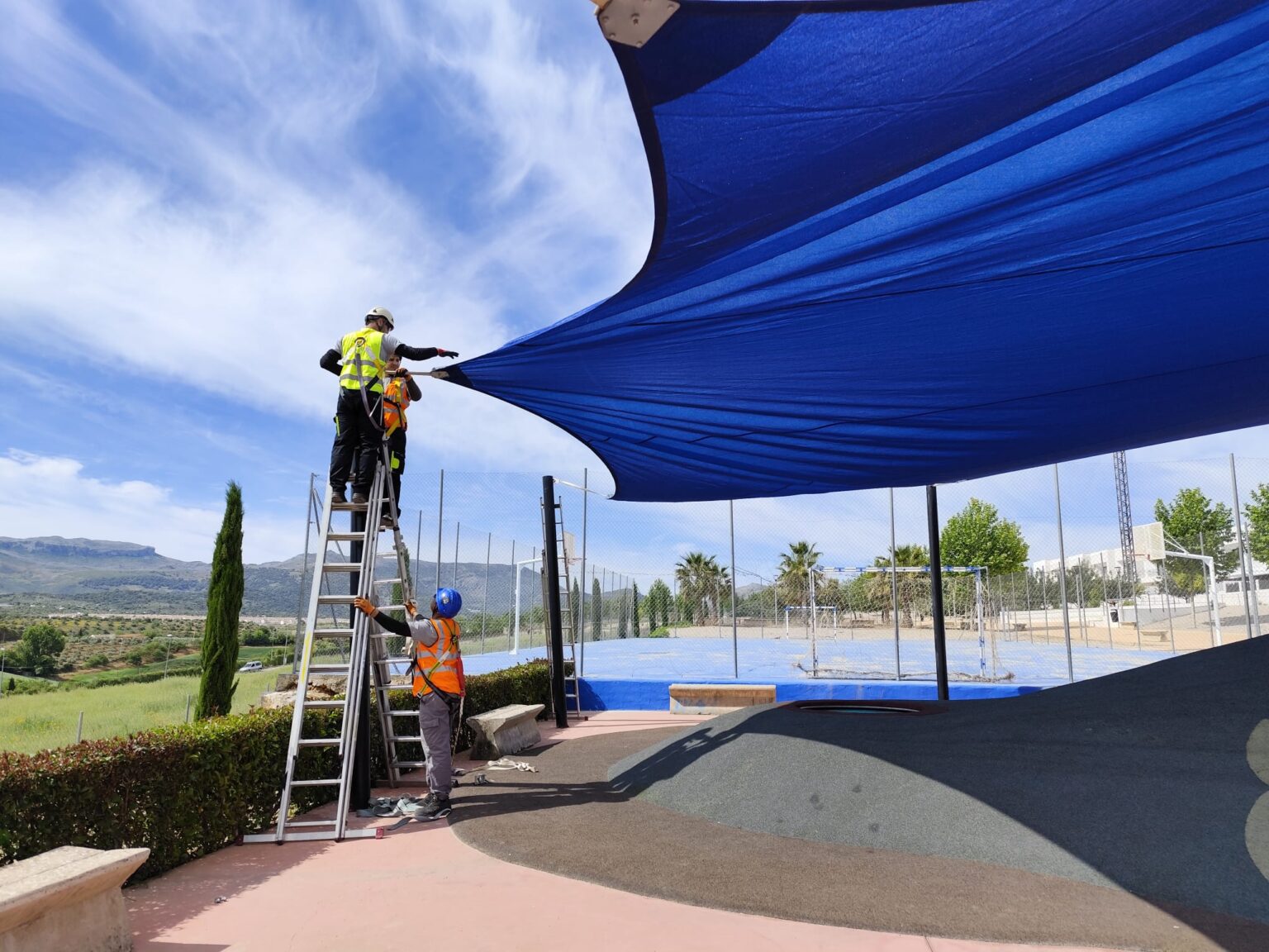 Operarios trabajando en el parque de la Cruz de San Jorge