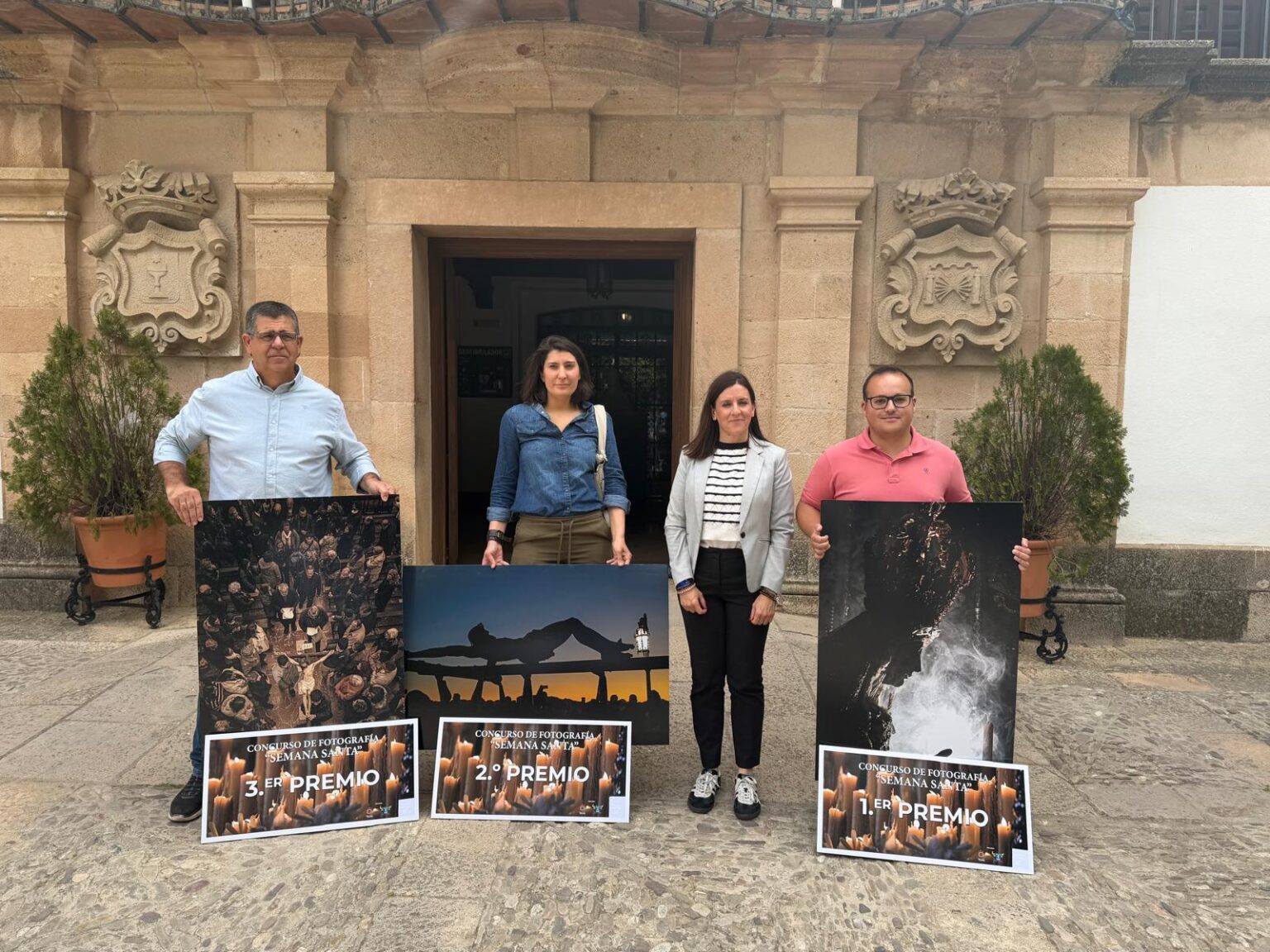 Imagen de los ganadores junto a Rebeca Muñoz