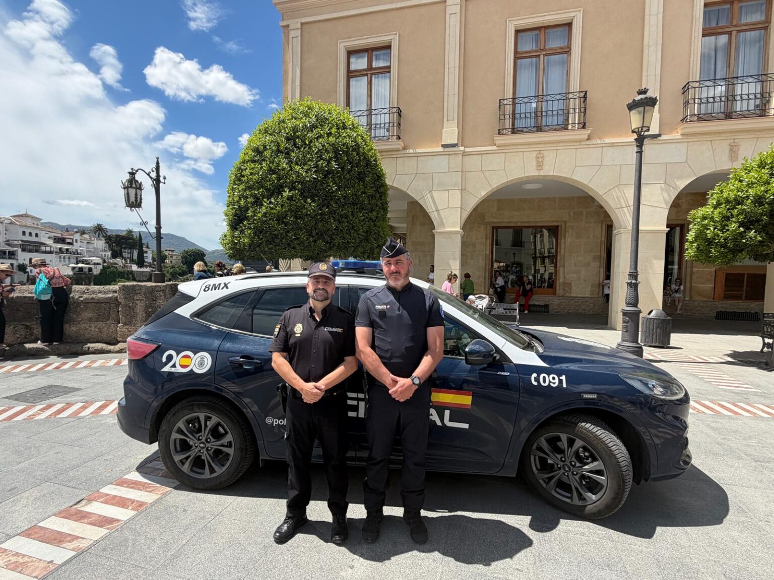 Cuéllar y Gonçalves en la plaza de España