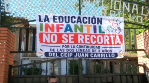 Pancarta en la puerta del centro educativo