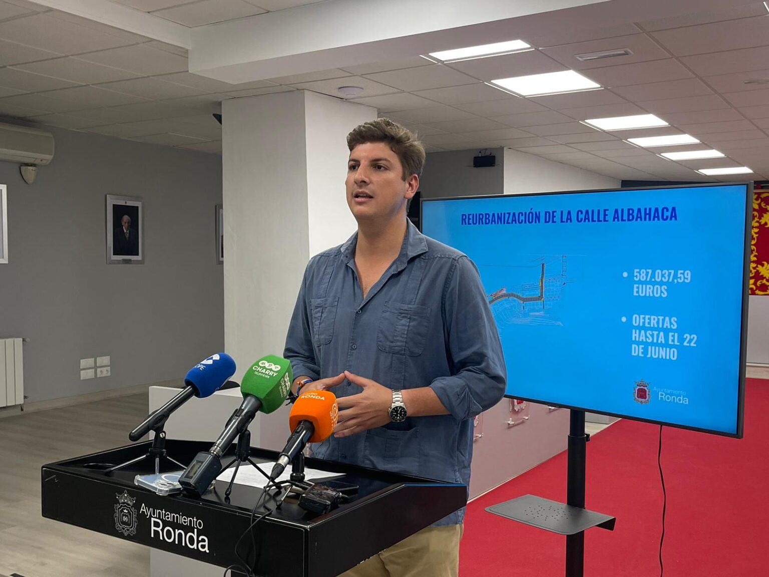 El delegado de Contratación, Jorge Fernández, en rueda de prensa