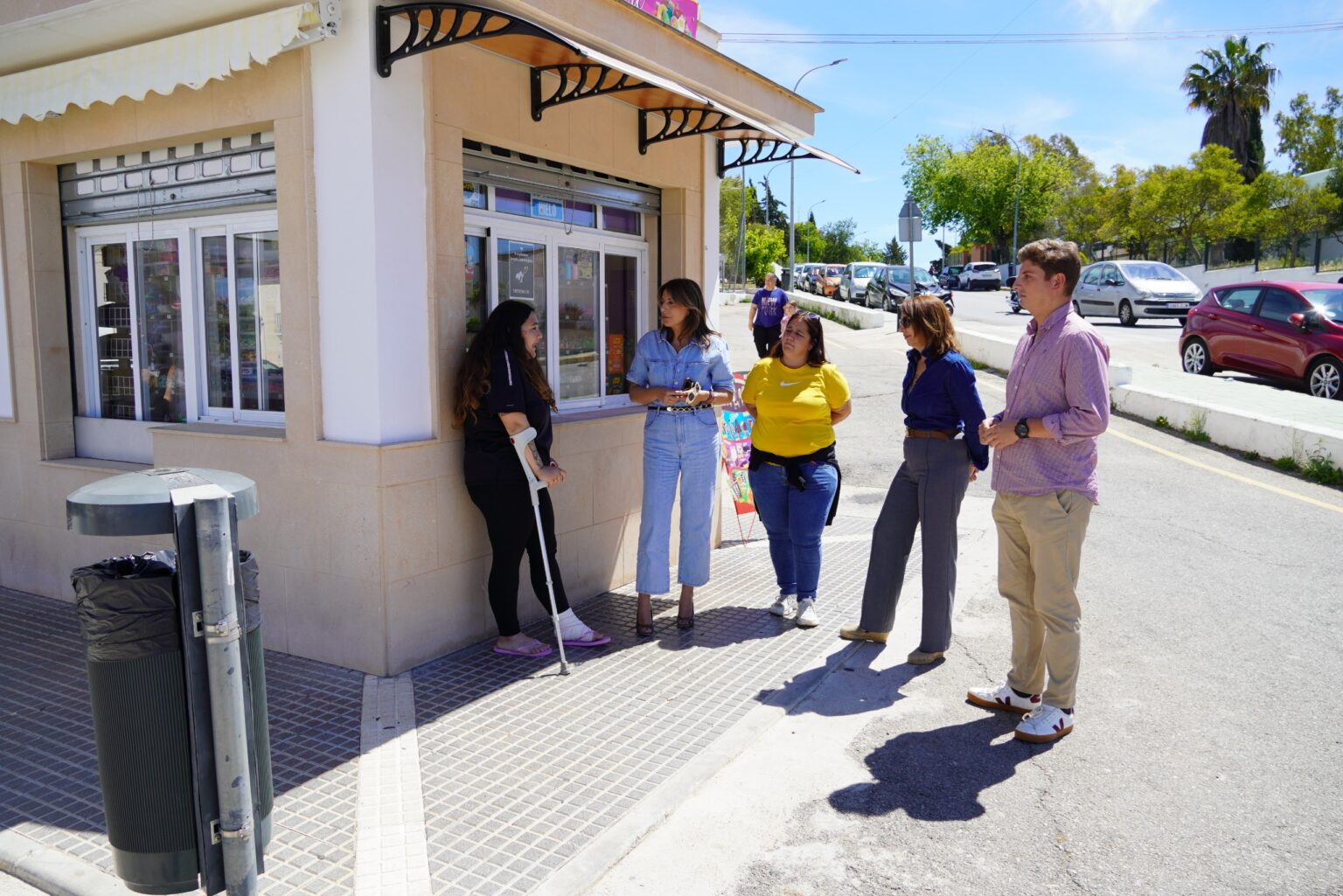 La alcaldesa, con los concejales de Contratación y Parques y Jardines, ha anunciado a los vecinos esta actuación