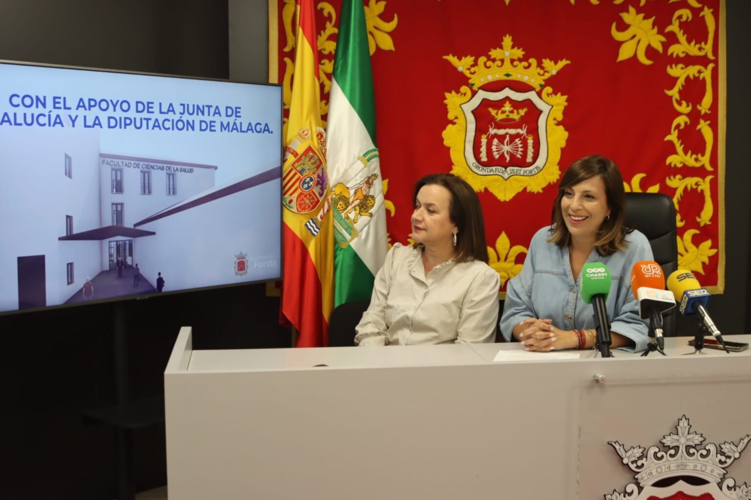 La alcaldesa, María de la Paz Fernández, y la delegada de Universidades, Margarita Pavía, en rueda de prensa