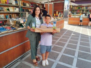 Rebeca Muñoz, delegada de Cultura, junto a Óscar Herrera, ganador del concurso de marcapáginas