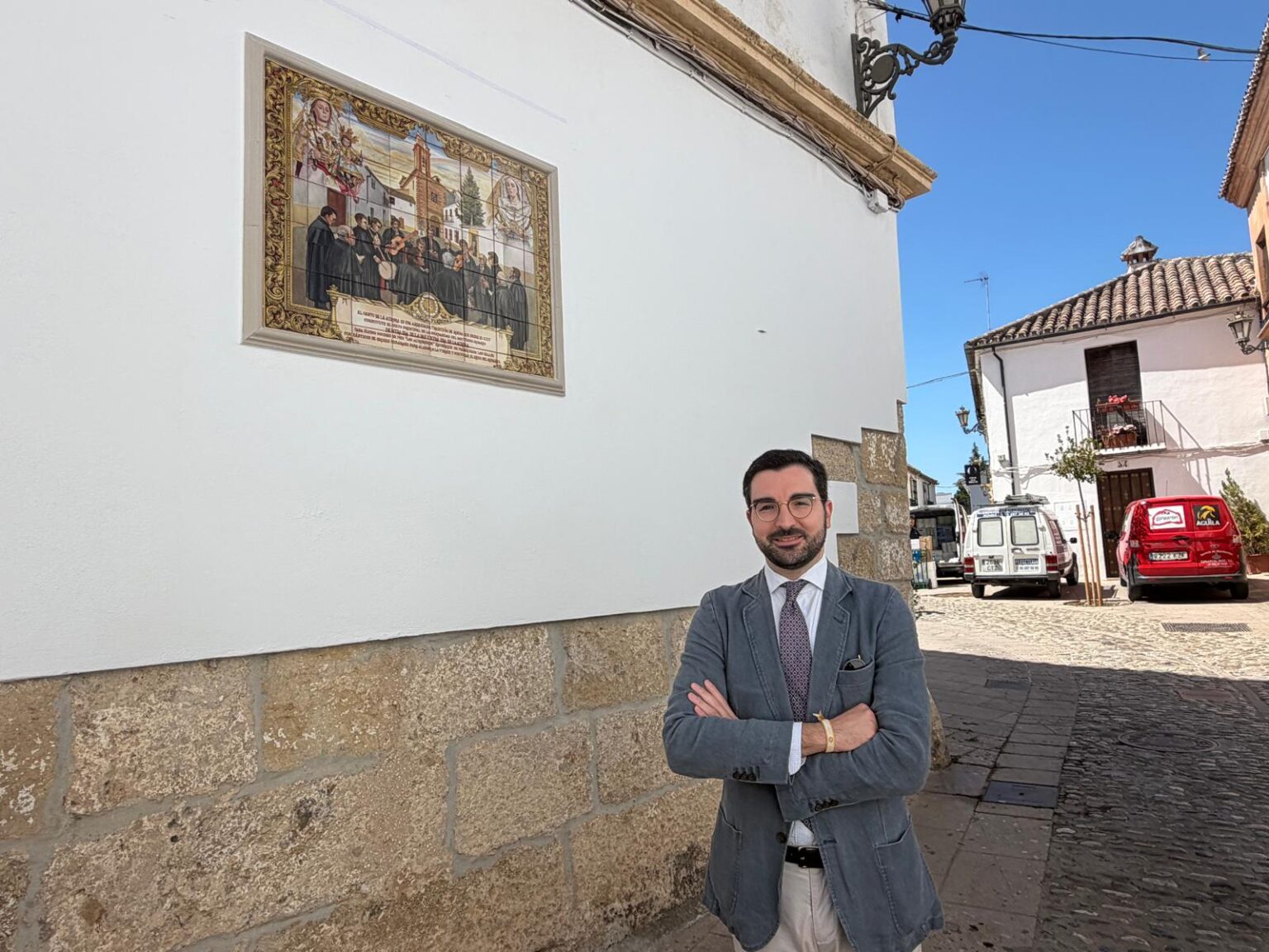 Miguel Ángel Romero junto al azulejo
