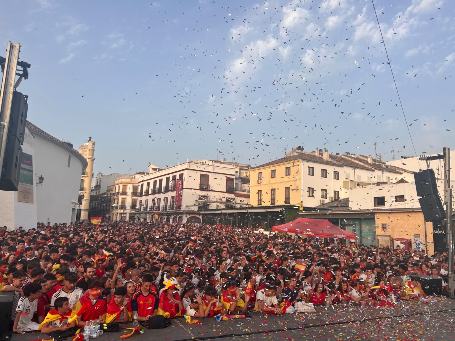 La plaza del teniente Arce se llenó hasta la bandera para seguir la final en la pantalla gigante.