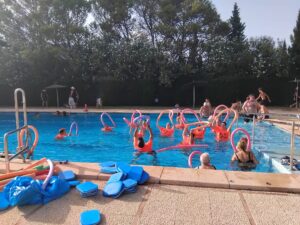 Actividades acuáticas en la piscina de Benarrabá