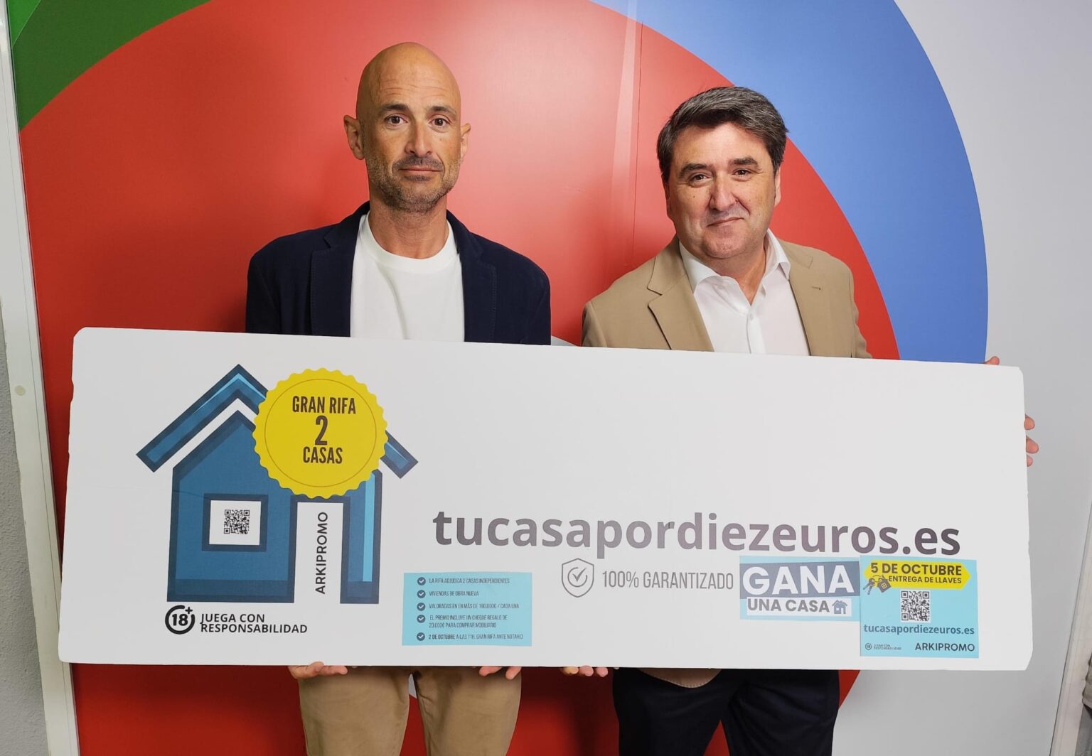 Jesús Ortega, portavoz de la rifa, Antonio Gil, en representación de Arkipromo