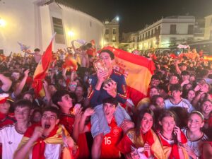 Un joven besa una réplica de la Copa del Mundo, tras finalizar el partido.