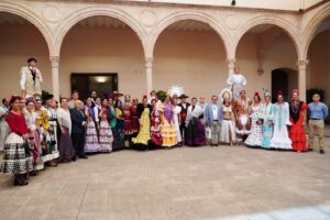 Imagen de la recepción de los grupos de las Galas Folklóricas, tras el homenaje a Pedro Romero