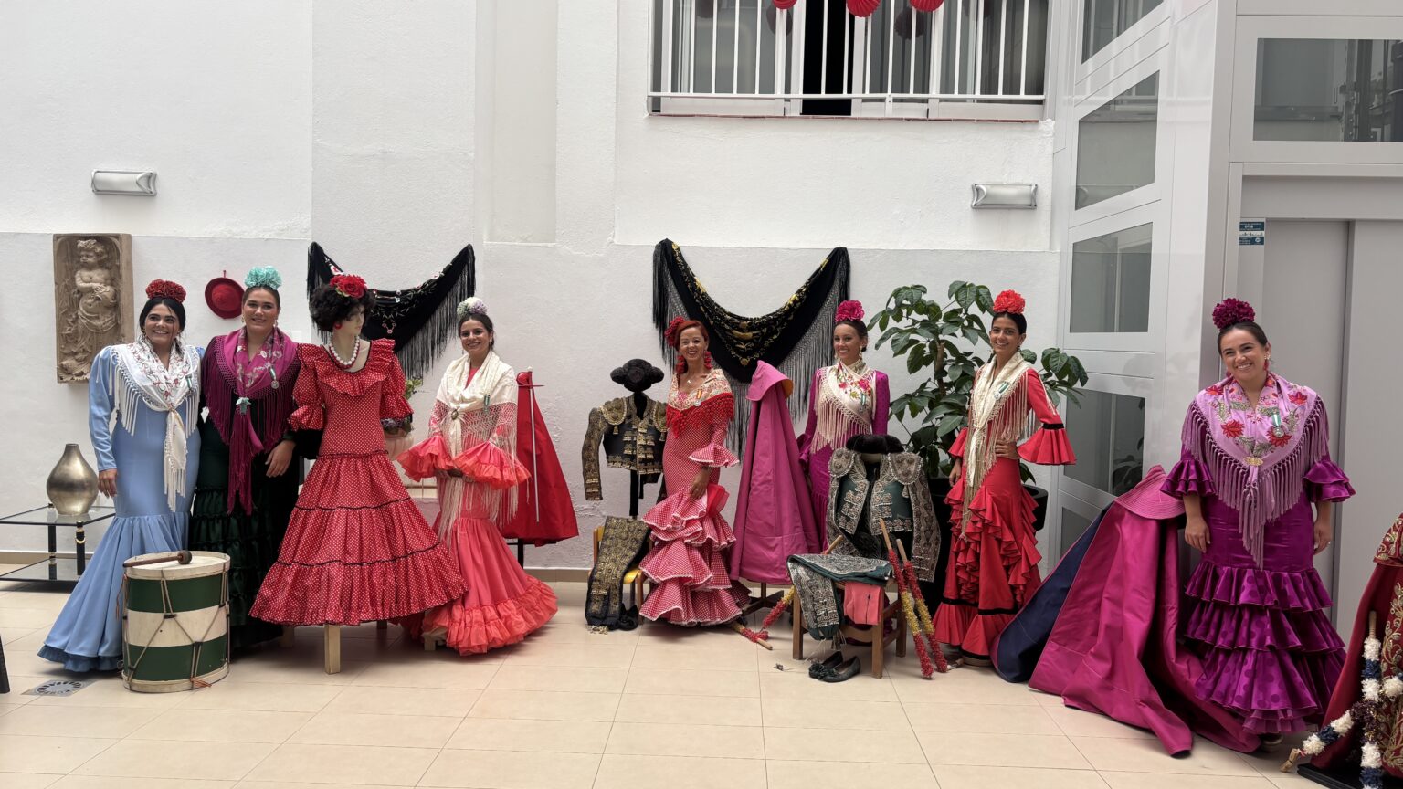 Presidenta y Damas Goyescas en su visita a Geroclinic