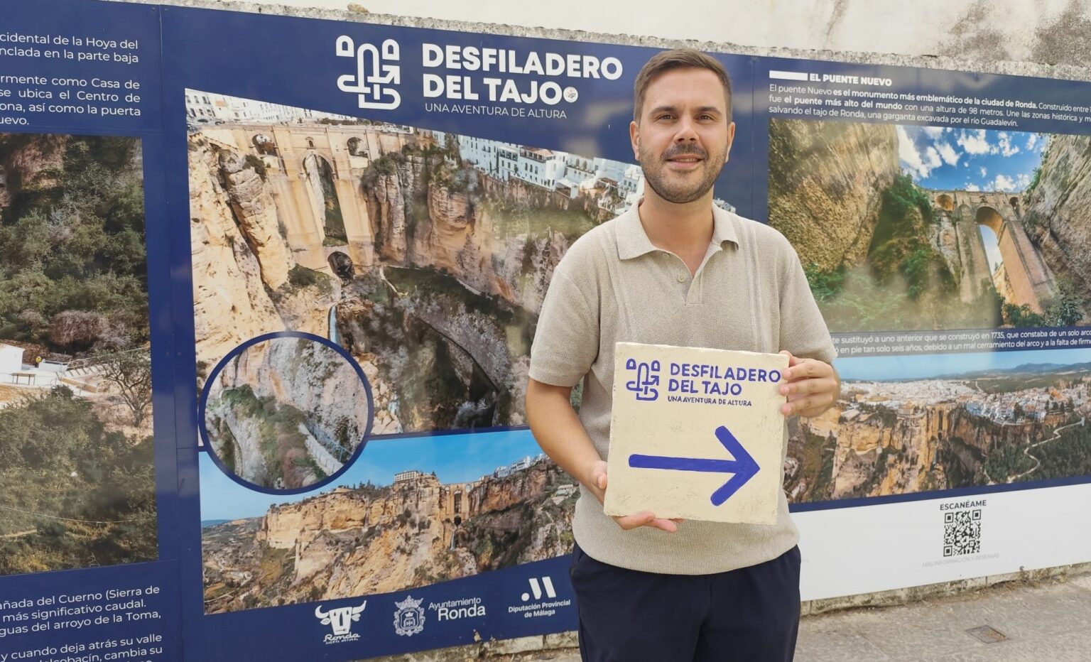 El delegado de Turismo, Ángel Martínez, ha presentado las señales